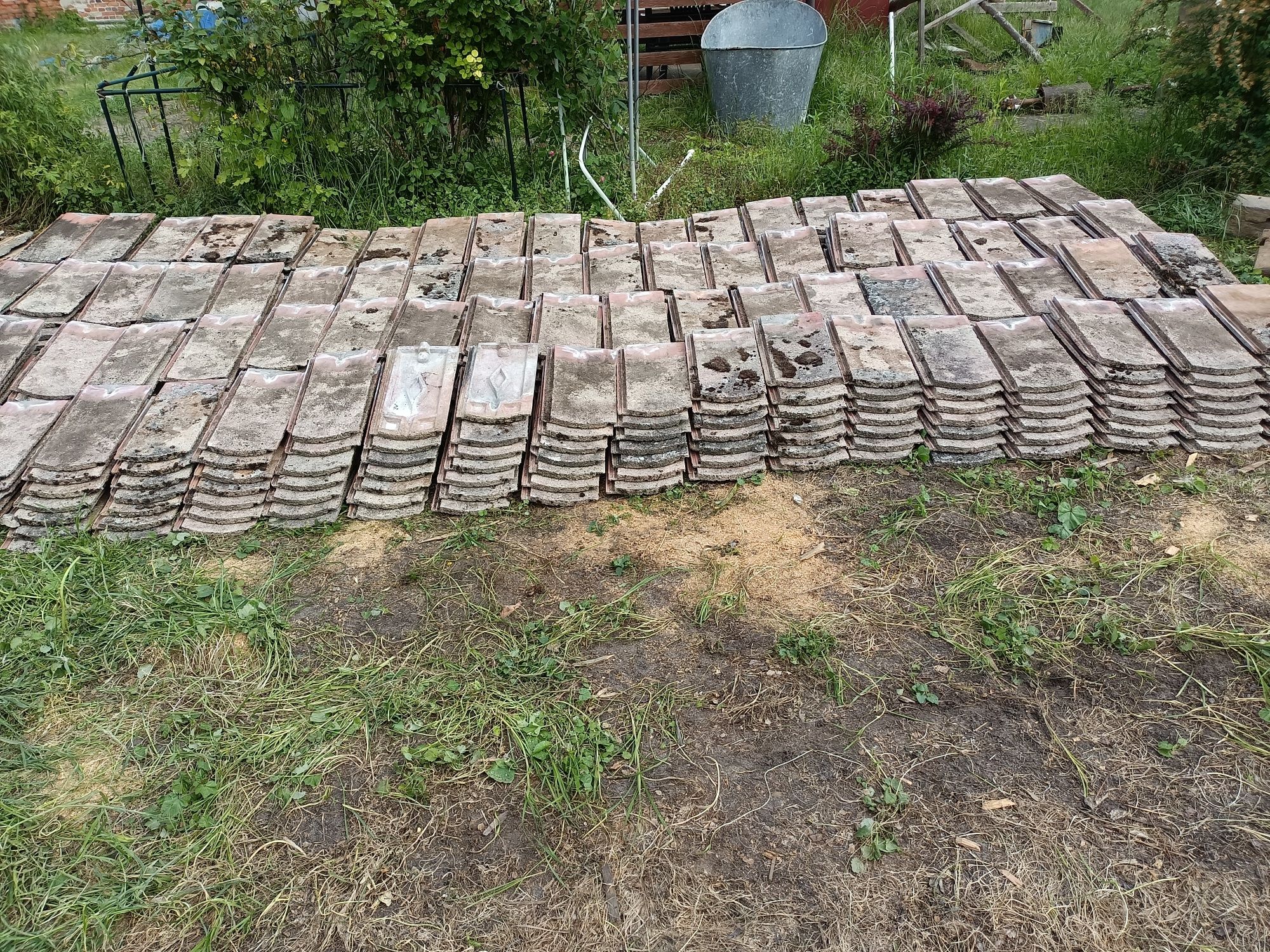 Oddam  za darmo ok 550 sztuk poniemieckiej dachówki