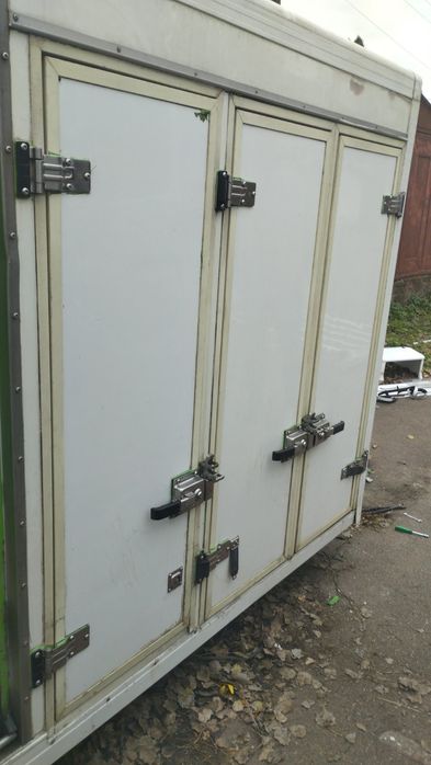 Продаю двері бокові на будку фургон