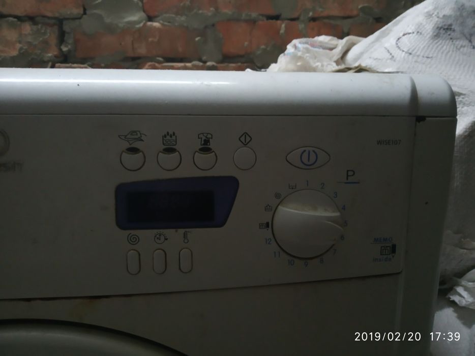 Продам по запчастям стиральную машину indesit wise107