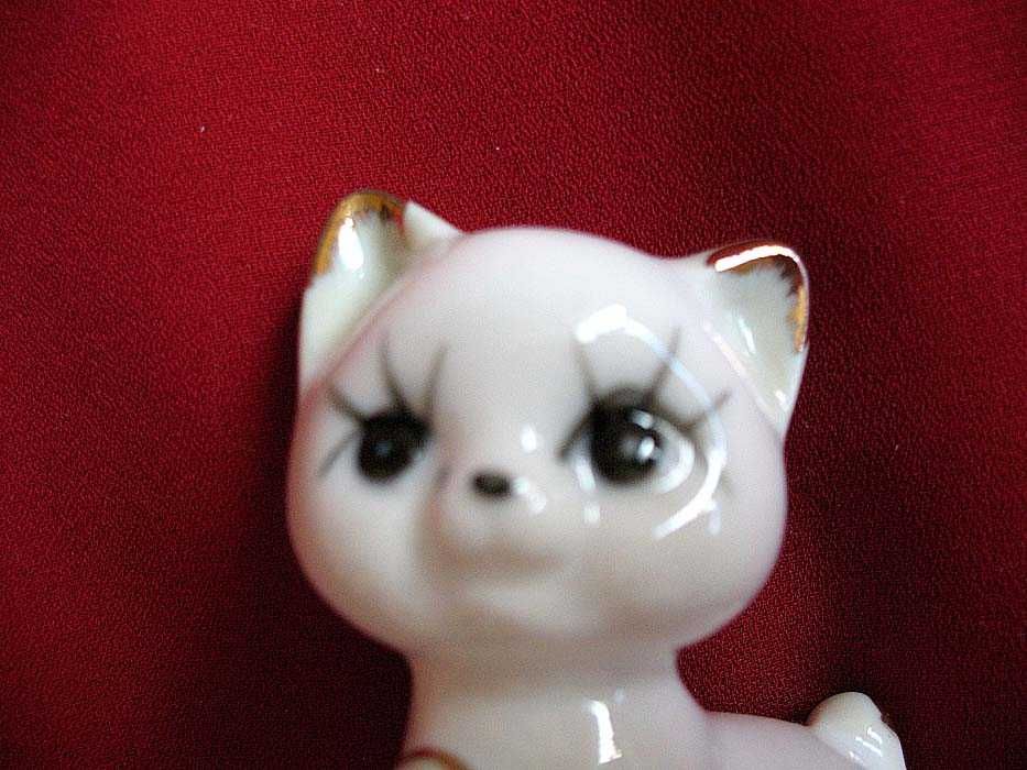 Kot - biały - powabna kicia - figurka porcelana - 6 x 5 x 4 cm