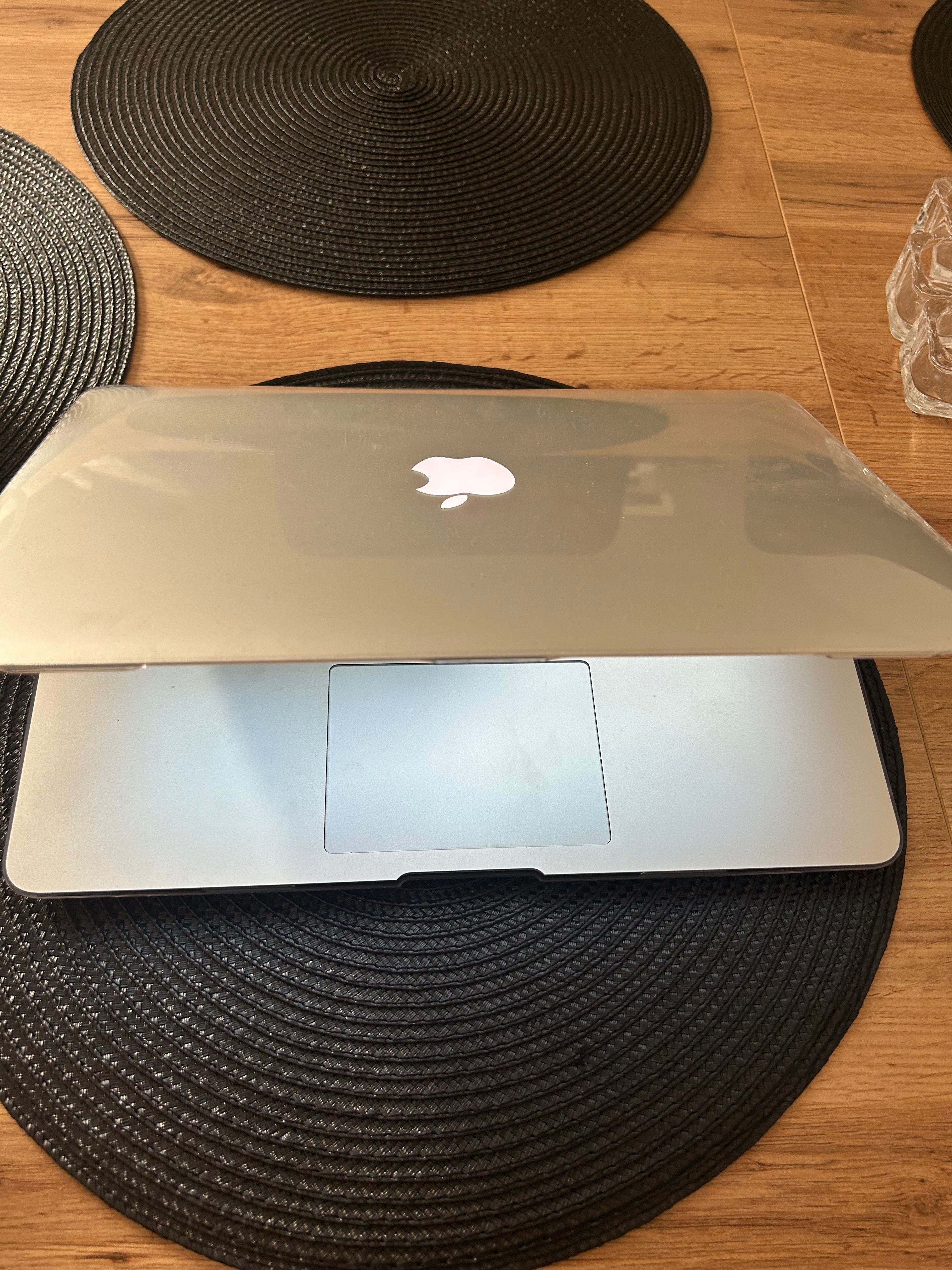 MacBook Air 13 w etui od nowości