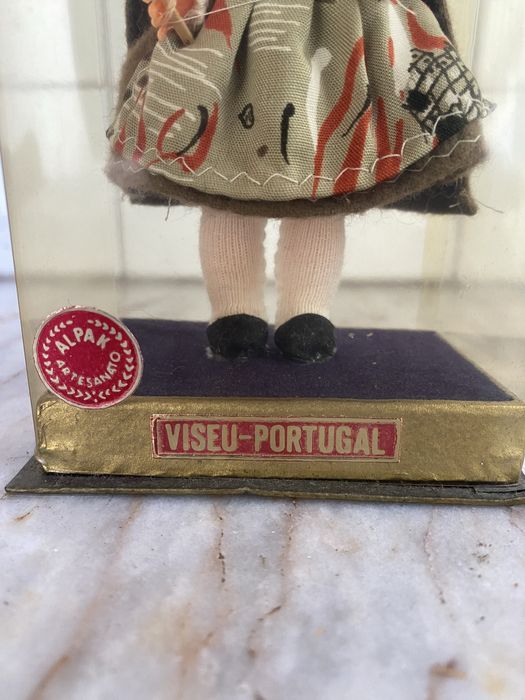 Boneca com traje típico de Viseu