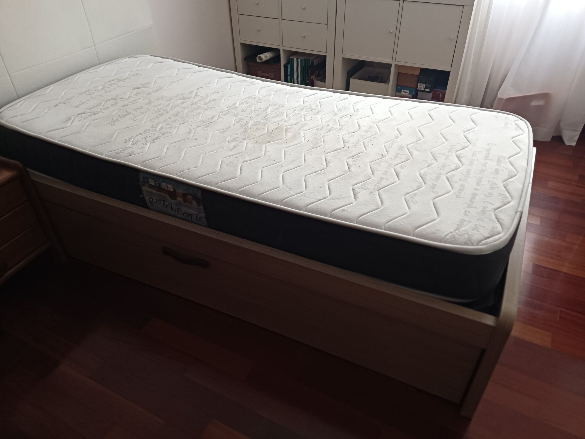 Cama dupla de solteiro