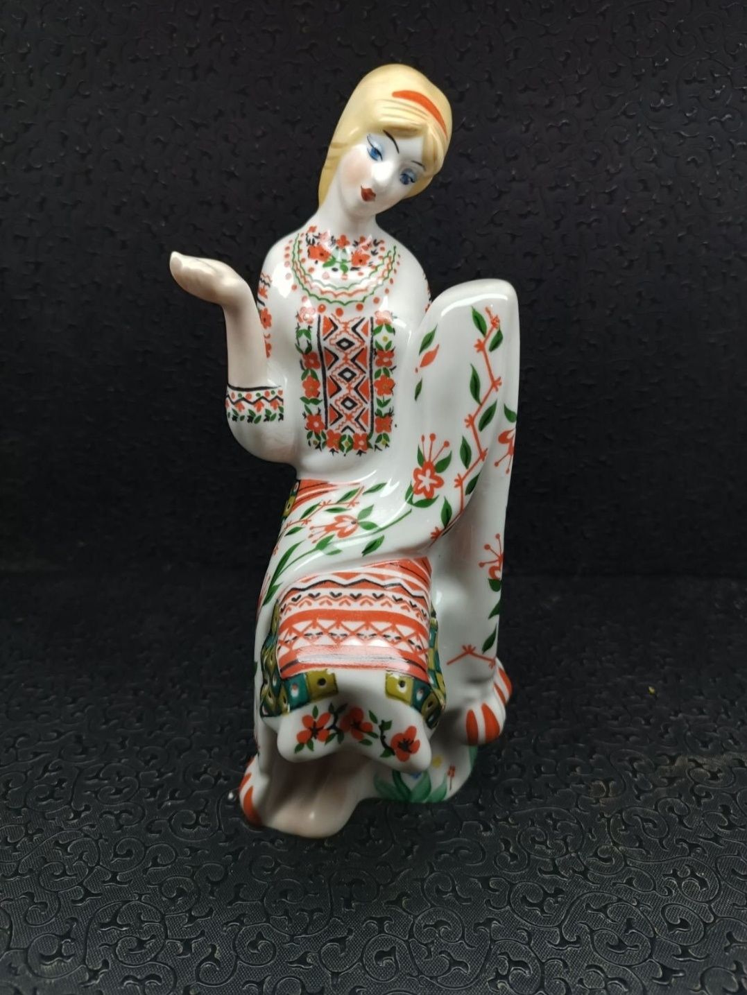 figurka porcelanowa „hafciarz”.Ukraina,Kijow