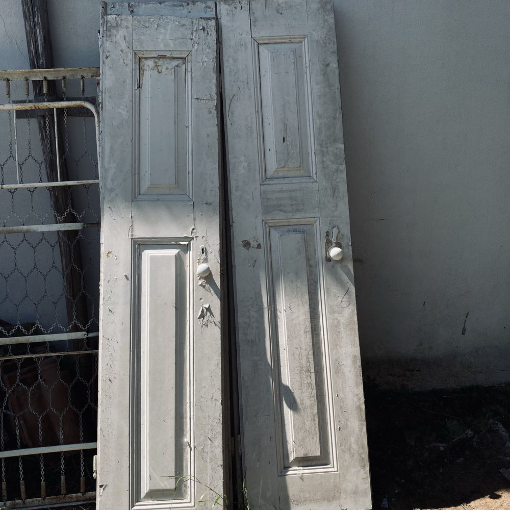 Portas antigas com puxadores em porcelana