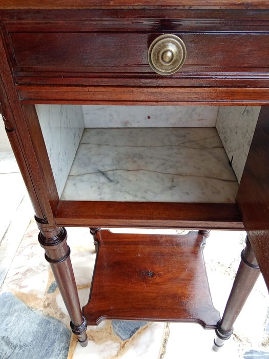 Mesa de cabeceira em madeira