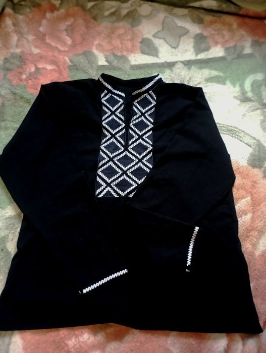 Вишиванка чорна чоловіча , чи на хлопчика,на зріст 158. Майже нова.