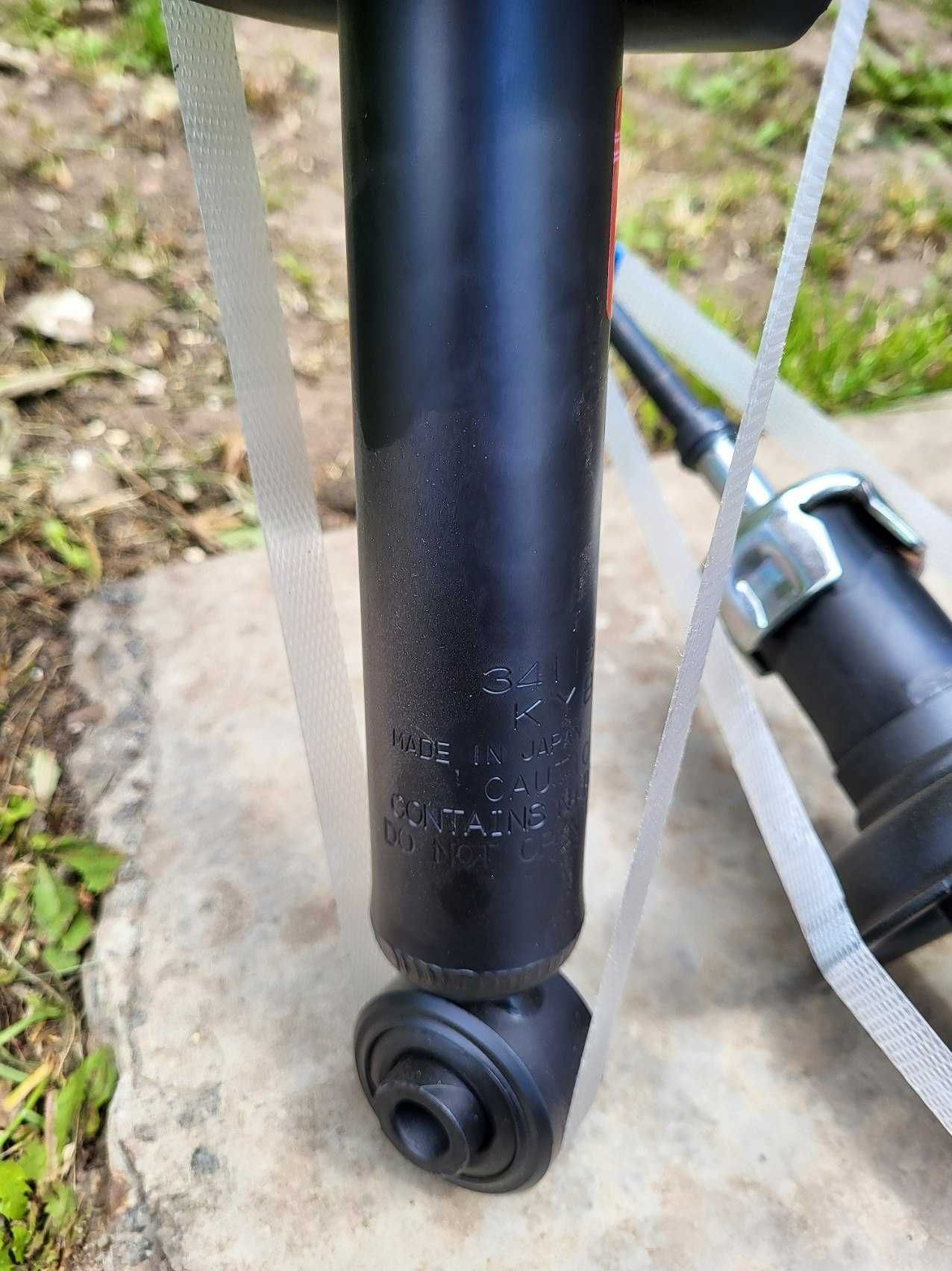 Амортизатор газомасляний KYB 341186 + Пружина підвіски Monroe SP00642