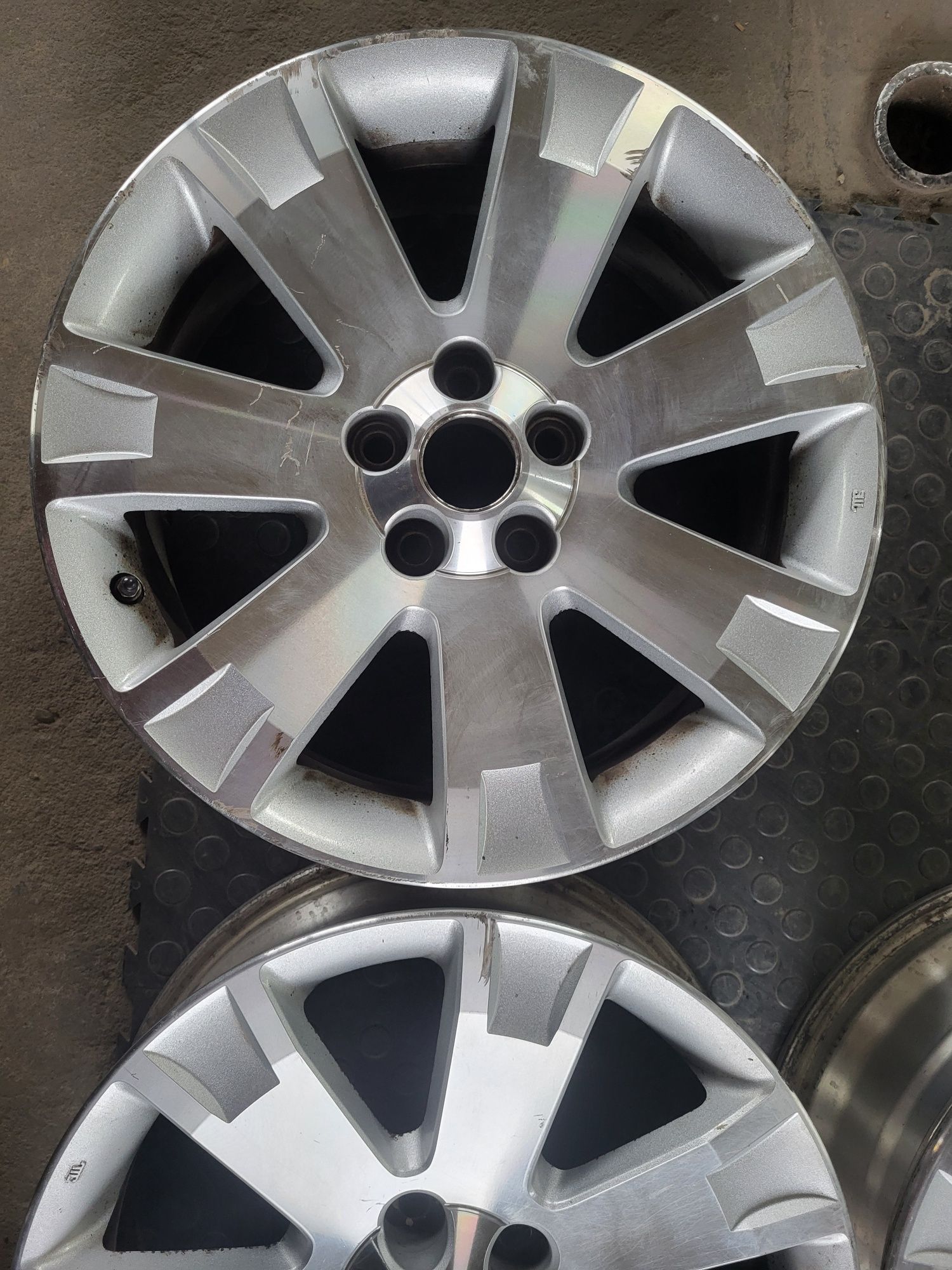 Felgi Aluminiowe 5x114,3 7Jx18 ET38 Mitsubishi Outlander