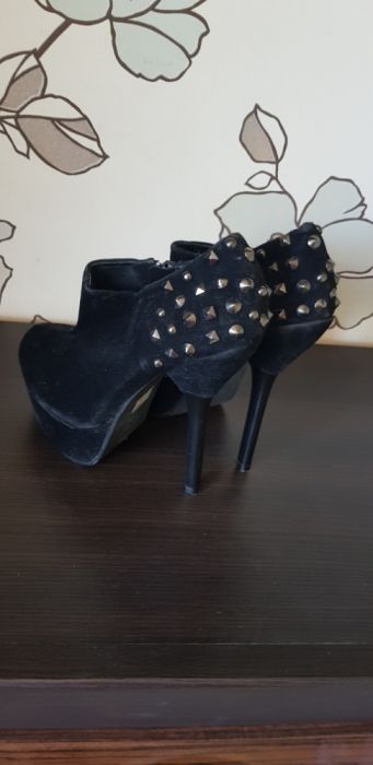 Buty damskie obcasy r. 40 jak nowe