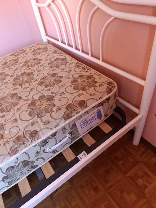 Cama em ferro branca