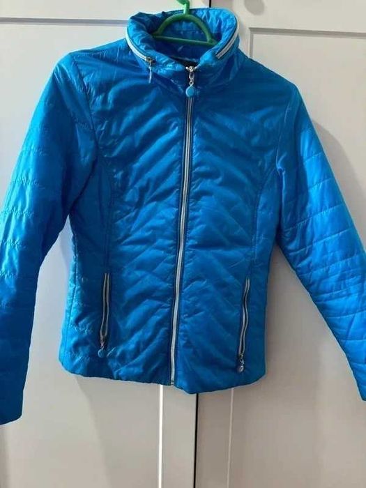Lekka pikowana kurtka w kolorze niebieskim