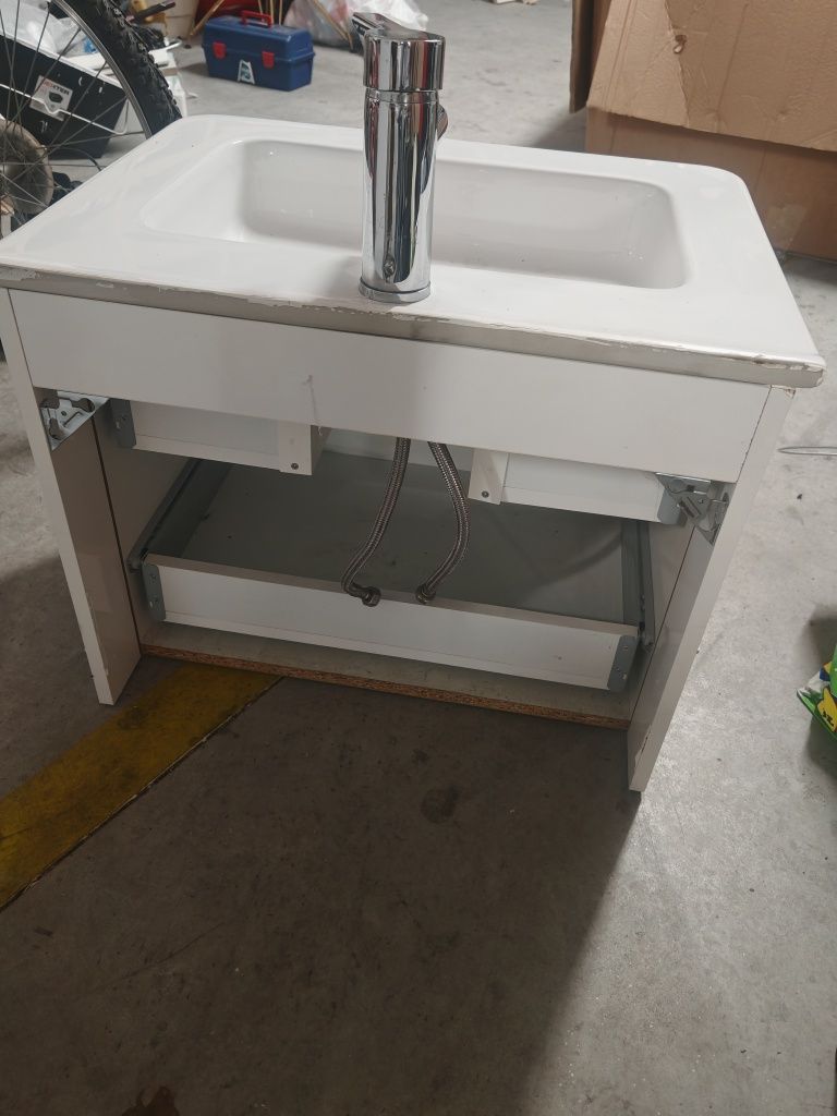 Lavatório de casa de banho com móvel de com gavetas + espelho