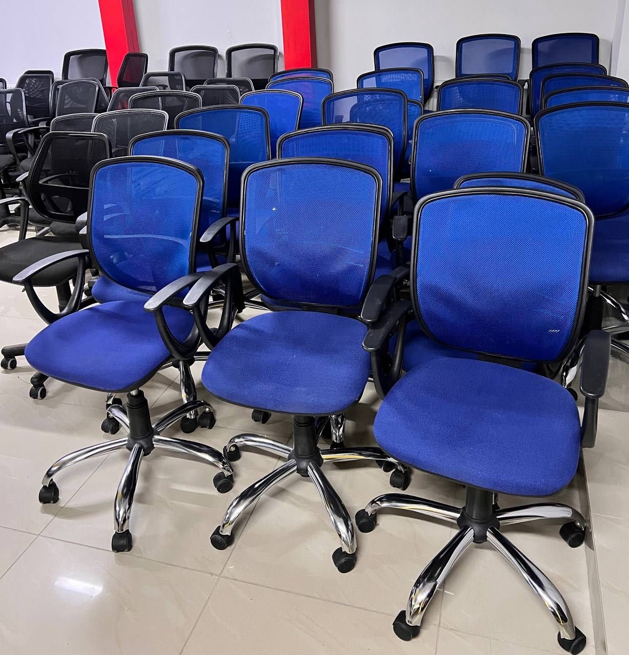РОЗПРОДАЖ офісної меблі стільці крісла комп'ютерні стулья кресла