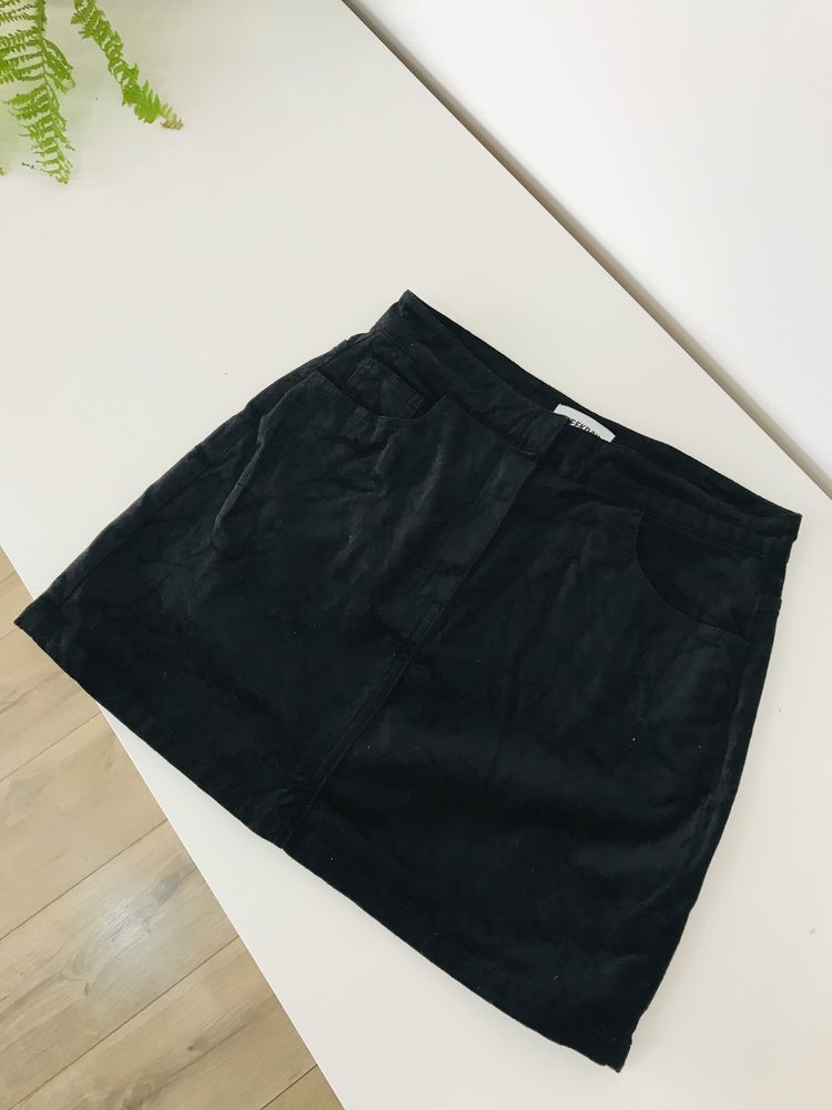 Czarna welurowa spódniczka mini Weekday 34 (XS)