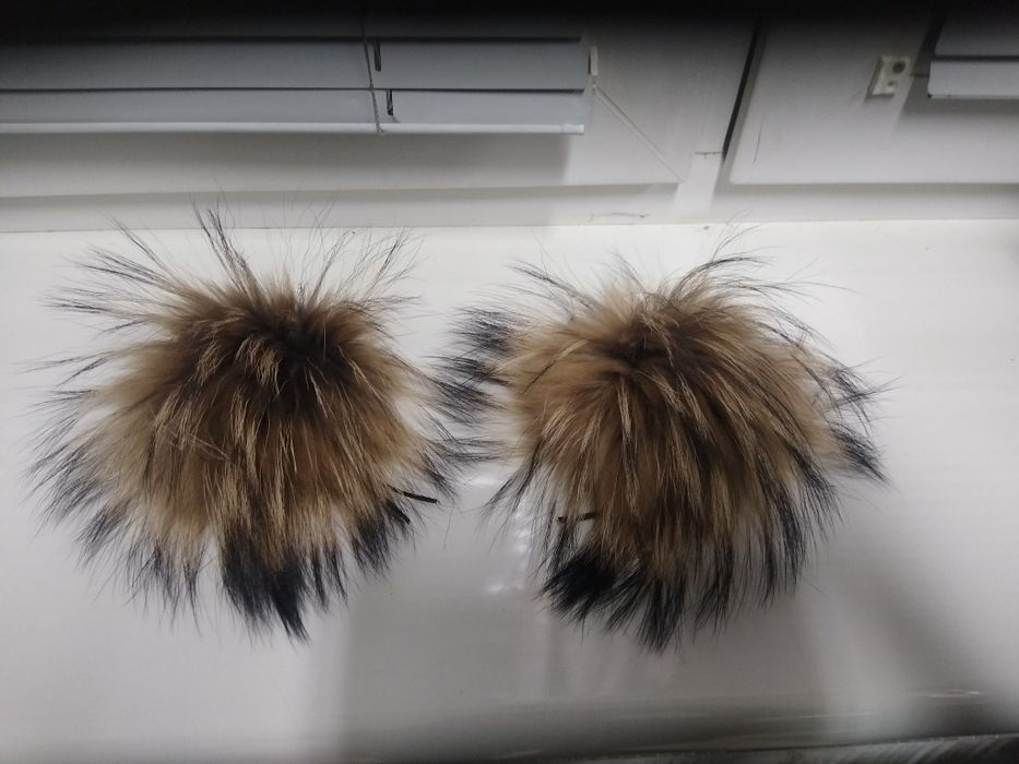 Pompony z jenota naturalnego 2 szt