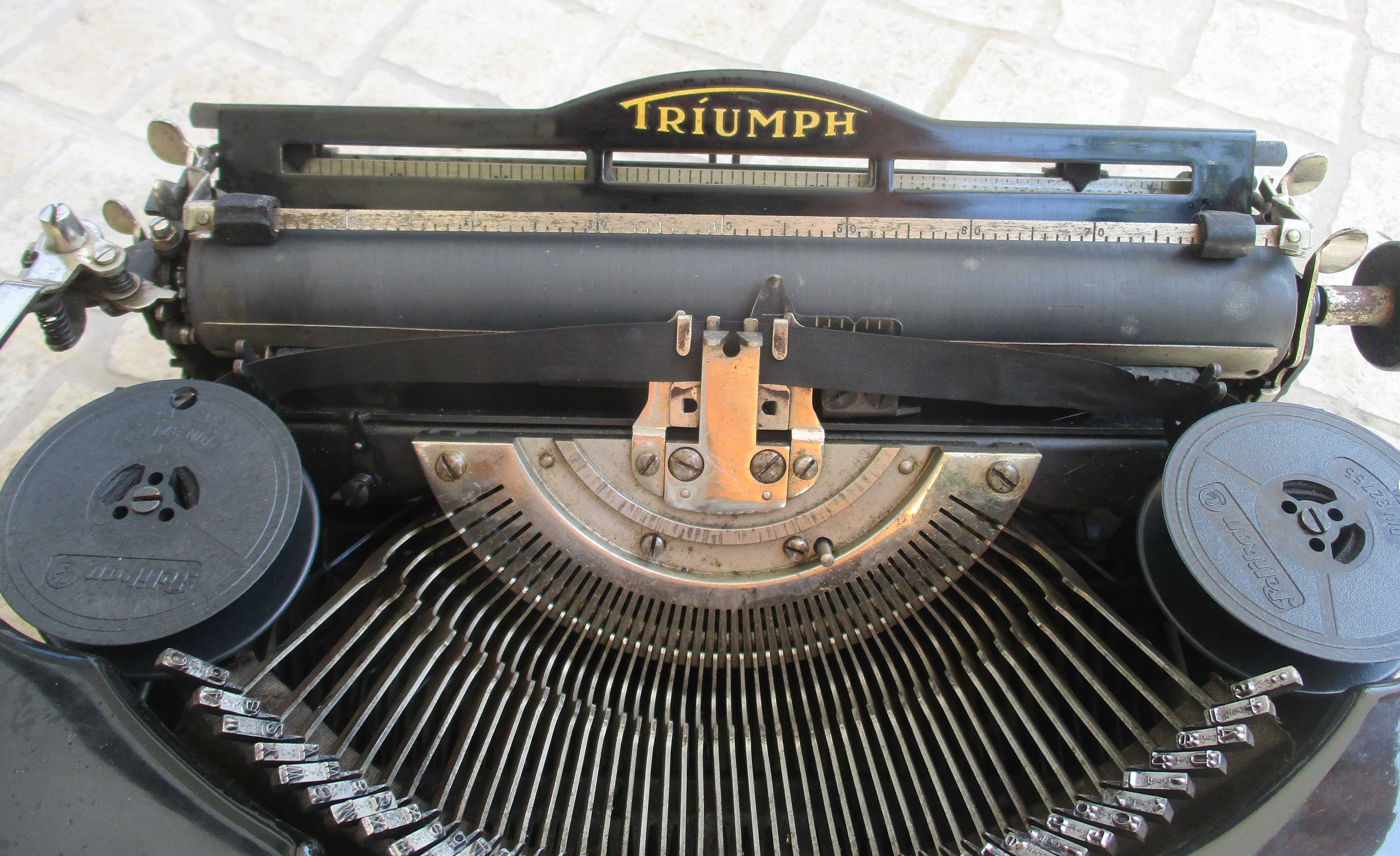 Maquina de escrever Triumph antiga 1930 - centenária