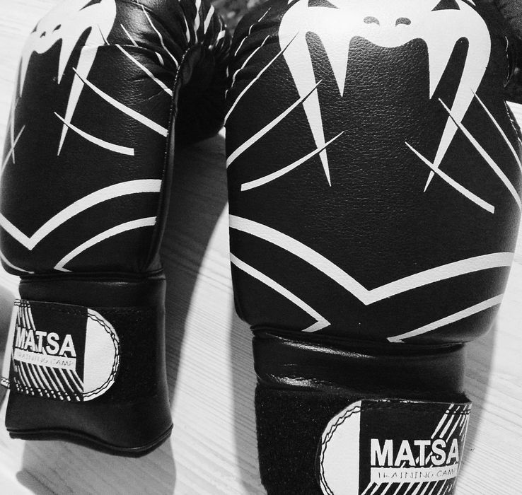 Спорт товари . Рукавиці бокс 2 шт Мма, капи бинти все по 3шт