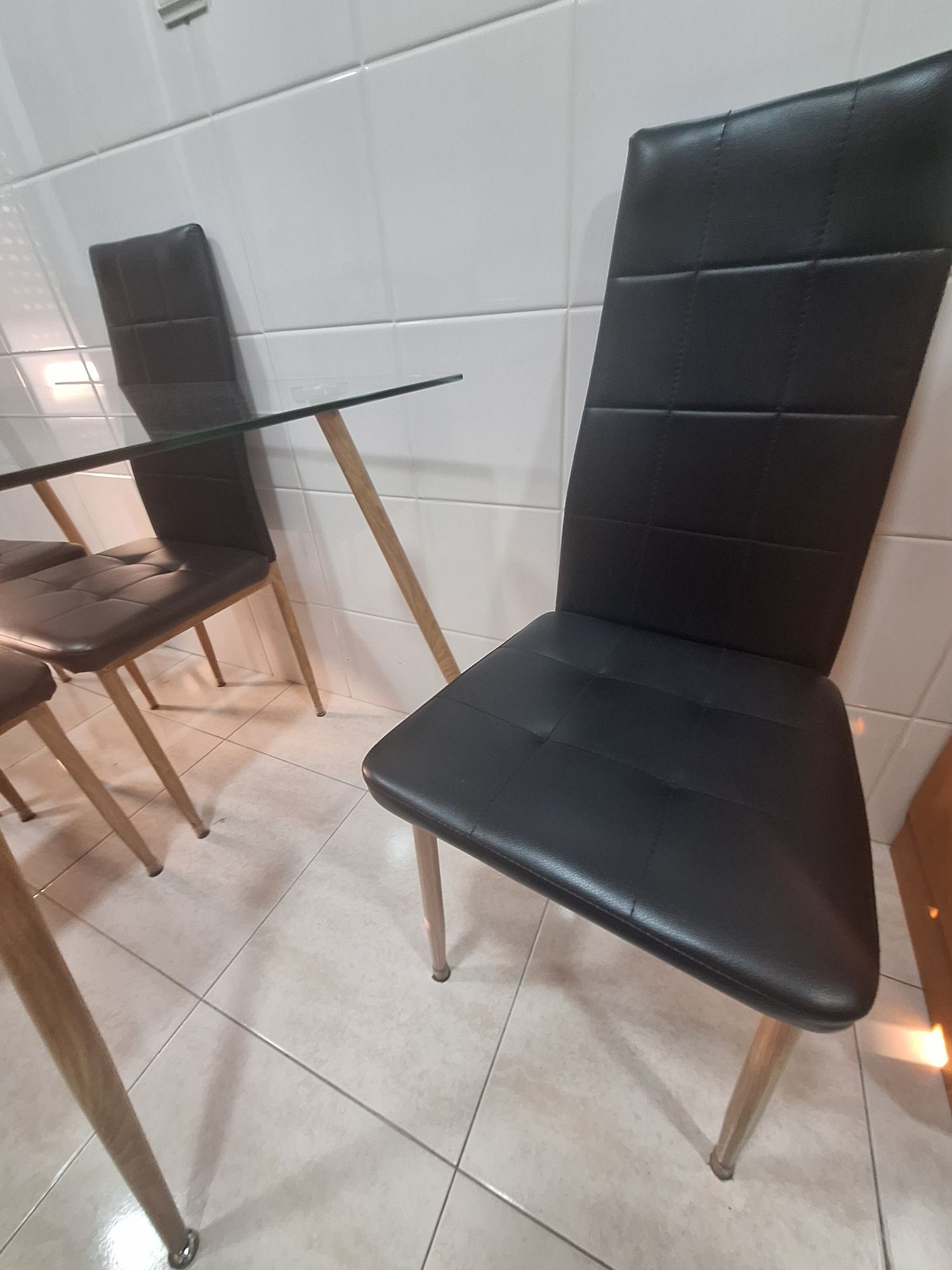 Conjunto de mesa e 4 cadeiras