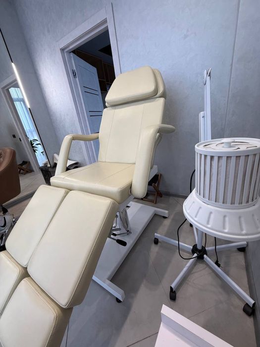 Педикюрно-косметологічне крісло 235