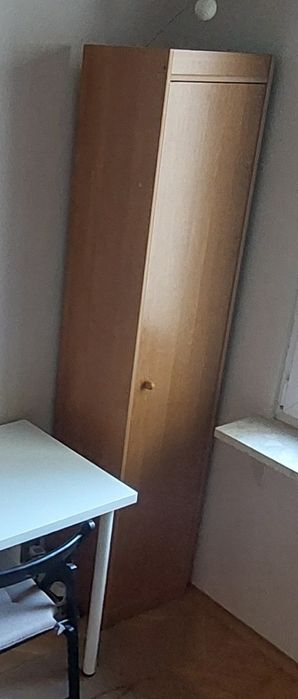 Slupek zamykany z półkami.