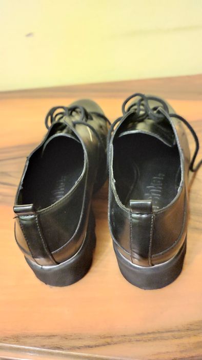Buty damskie zakryte.