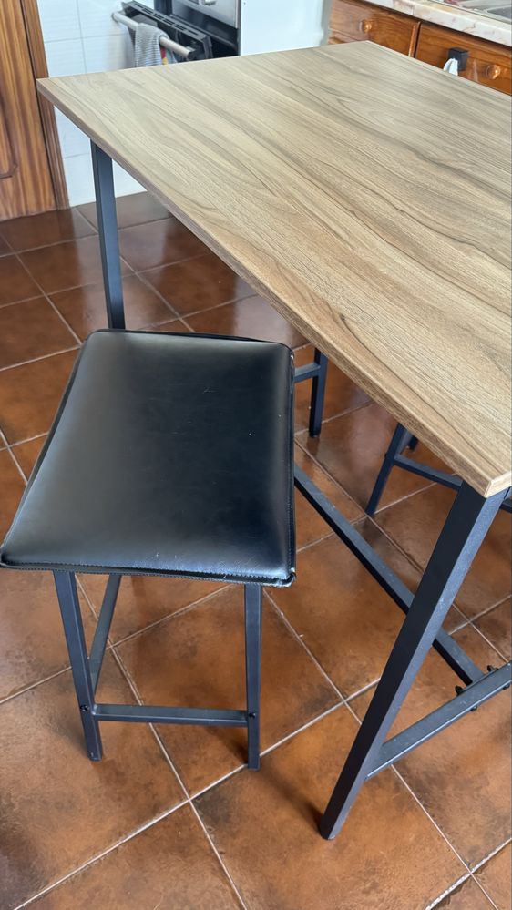 Mesa alta de cozinha com dois bancos