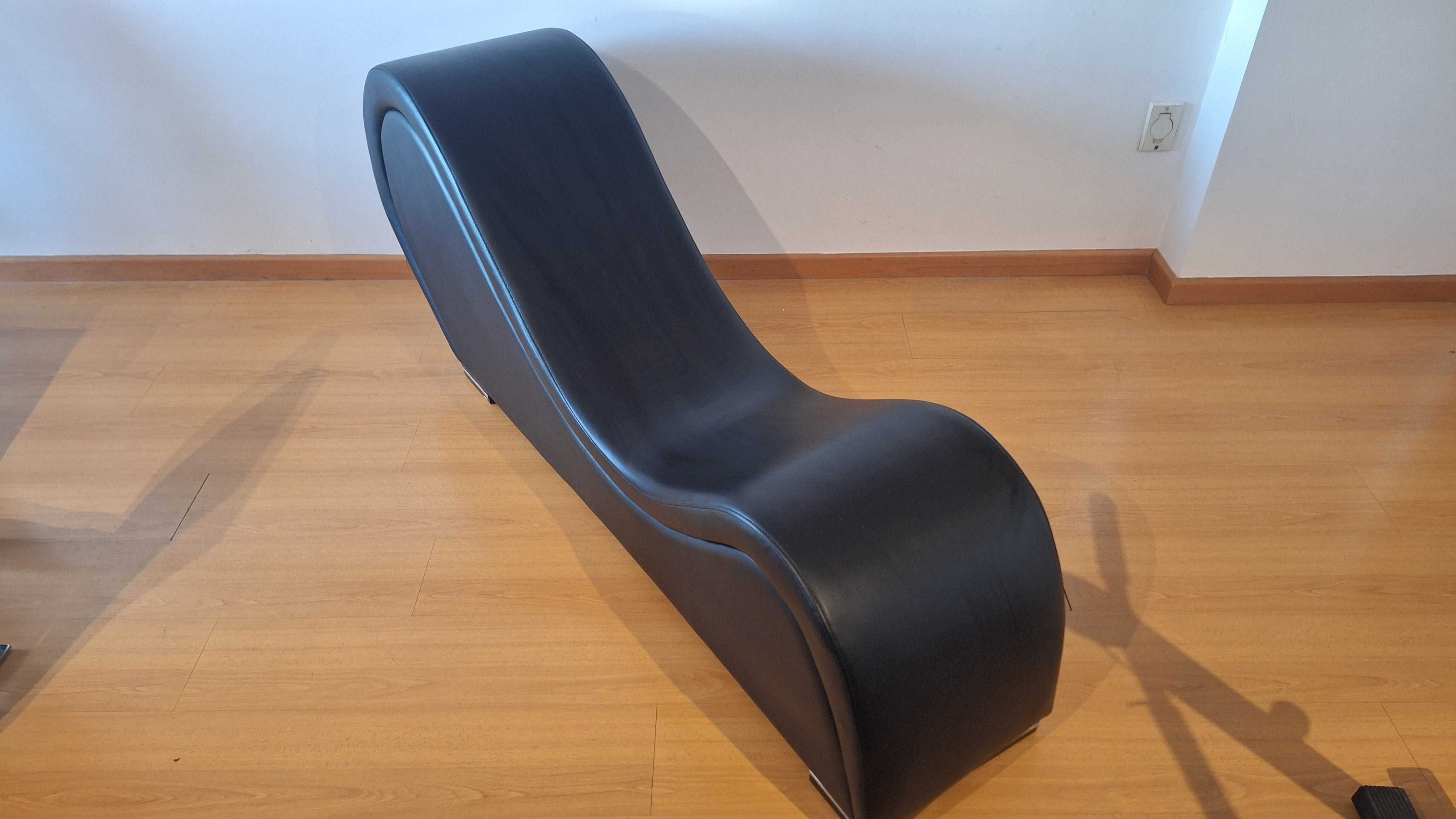Poltrona Chaise Longue em Pele Preta