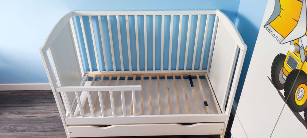 Łóżeczko drewniane z szufladą w kolorze białym+barierka 120x60