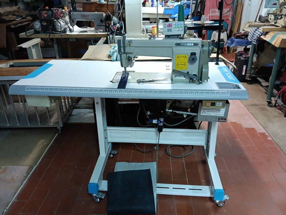 Máquina de costura industrial usada