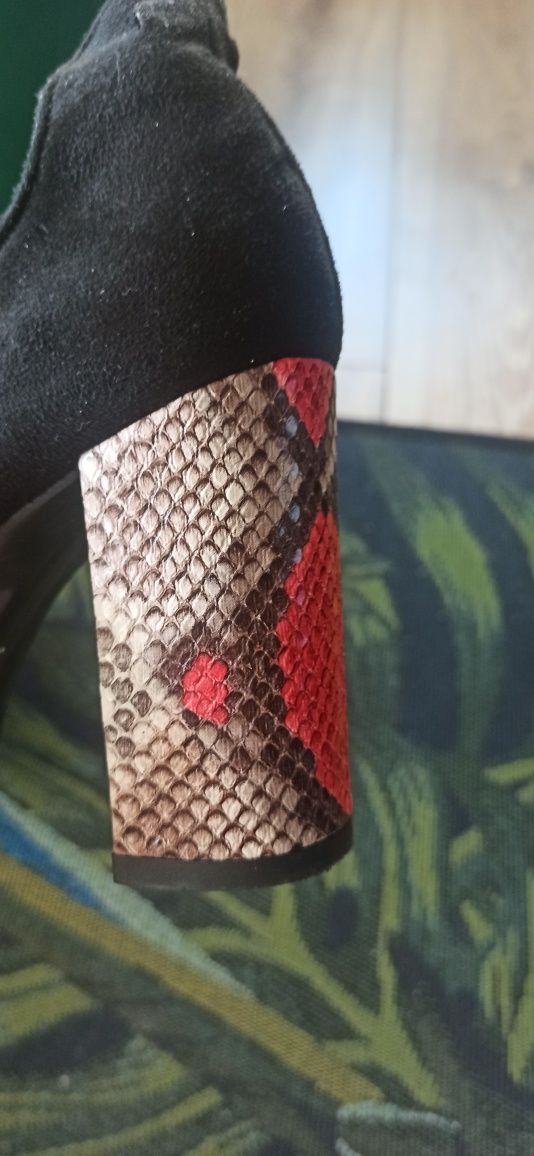 Czarne sandały na słupku