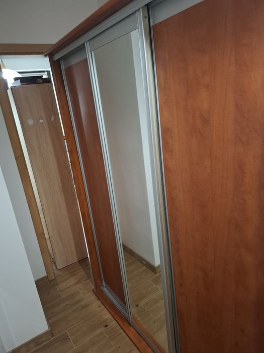 Duża szafa z lustrem