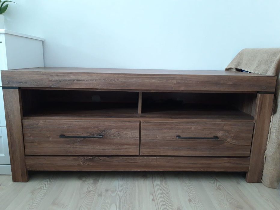 Elegancka i praktyczna komoda na sprzedaż