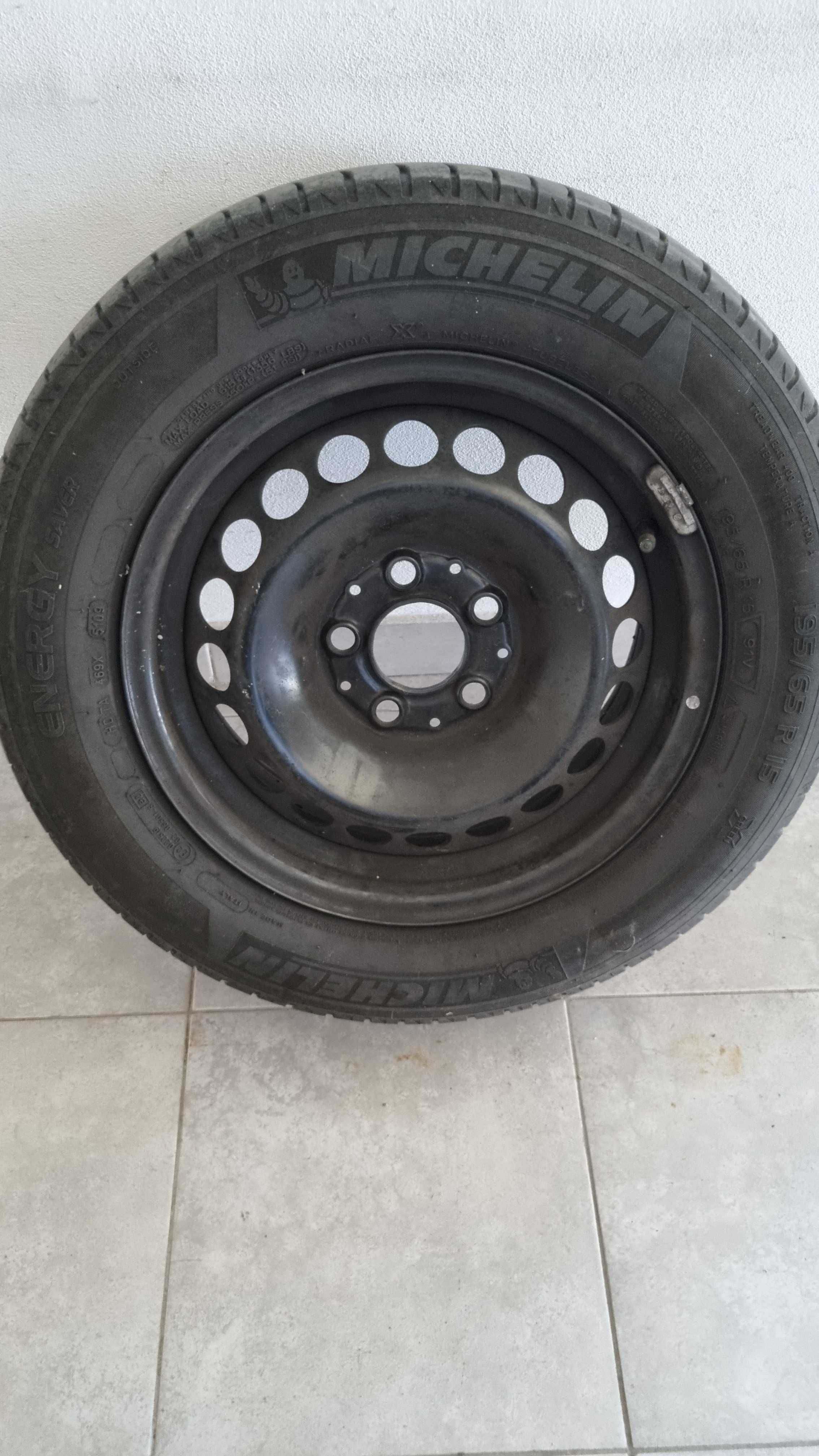 Pneus, jantes de ferro e tampões Mercedes 15"