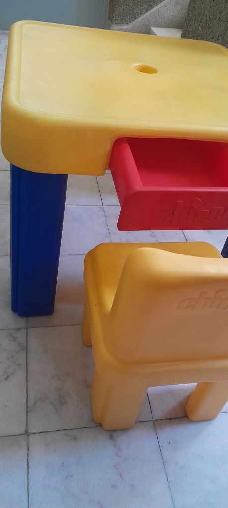 Mesa de atividades com cadeira Chicco.