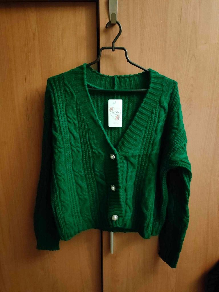 Sweterek na guziki zielony