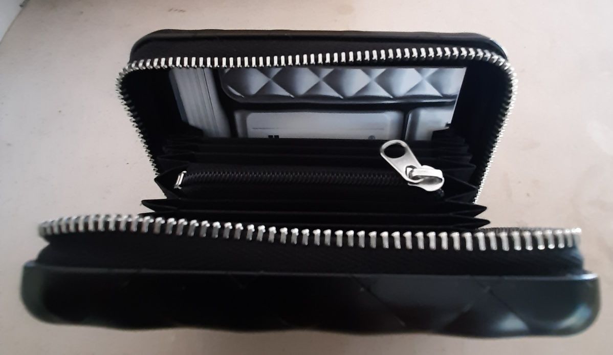 Carteira p/ Cartões OGON Quilted Zipper Aluminium QZ Black