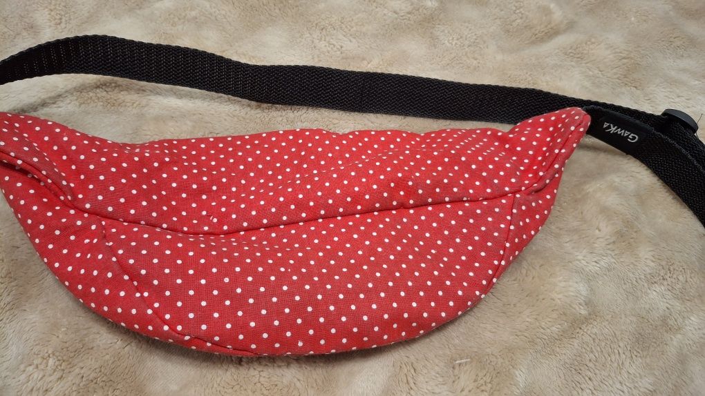 Słodka czerwona nerka saszetka w grochy handmade