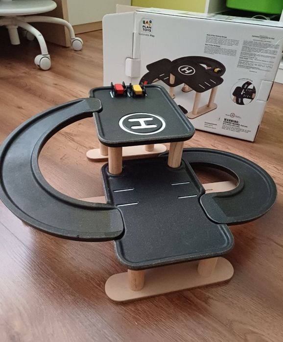 Дерев'яна парковка Plan toys