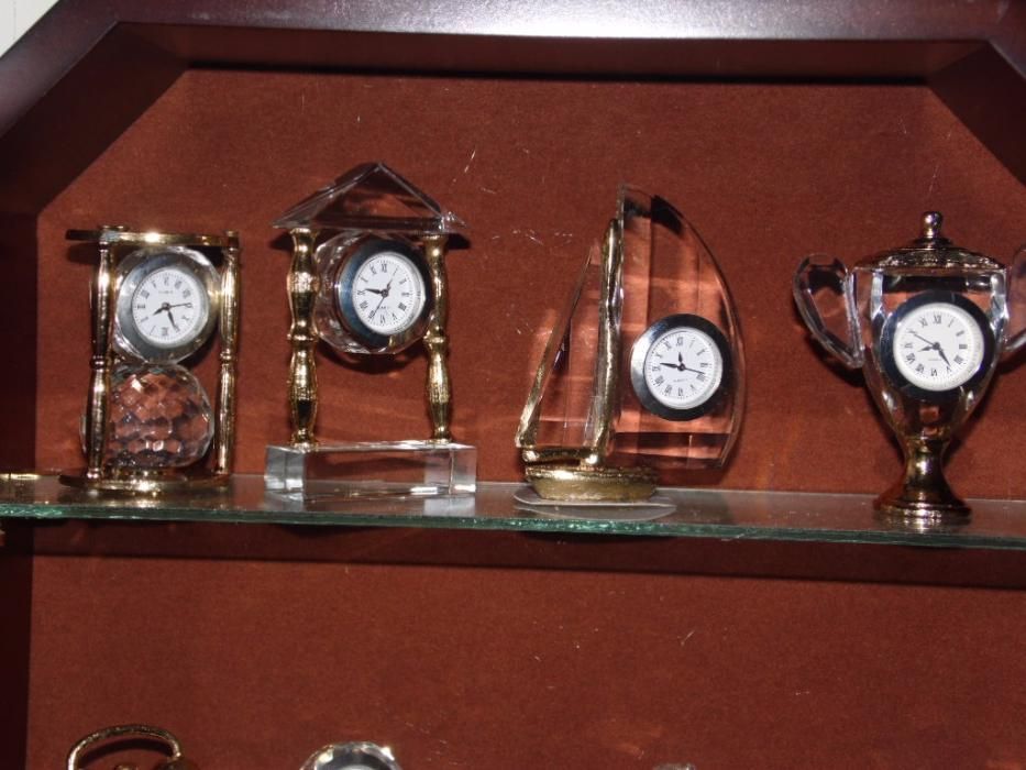 Colecção de relógios em cristal com móvel expositor