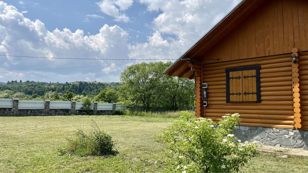 Відпочинок в Карпатах окремий деревяний еко котедж, камін. Будинок.