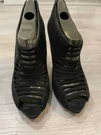 Botins/sandalias pretas compensadas