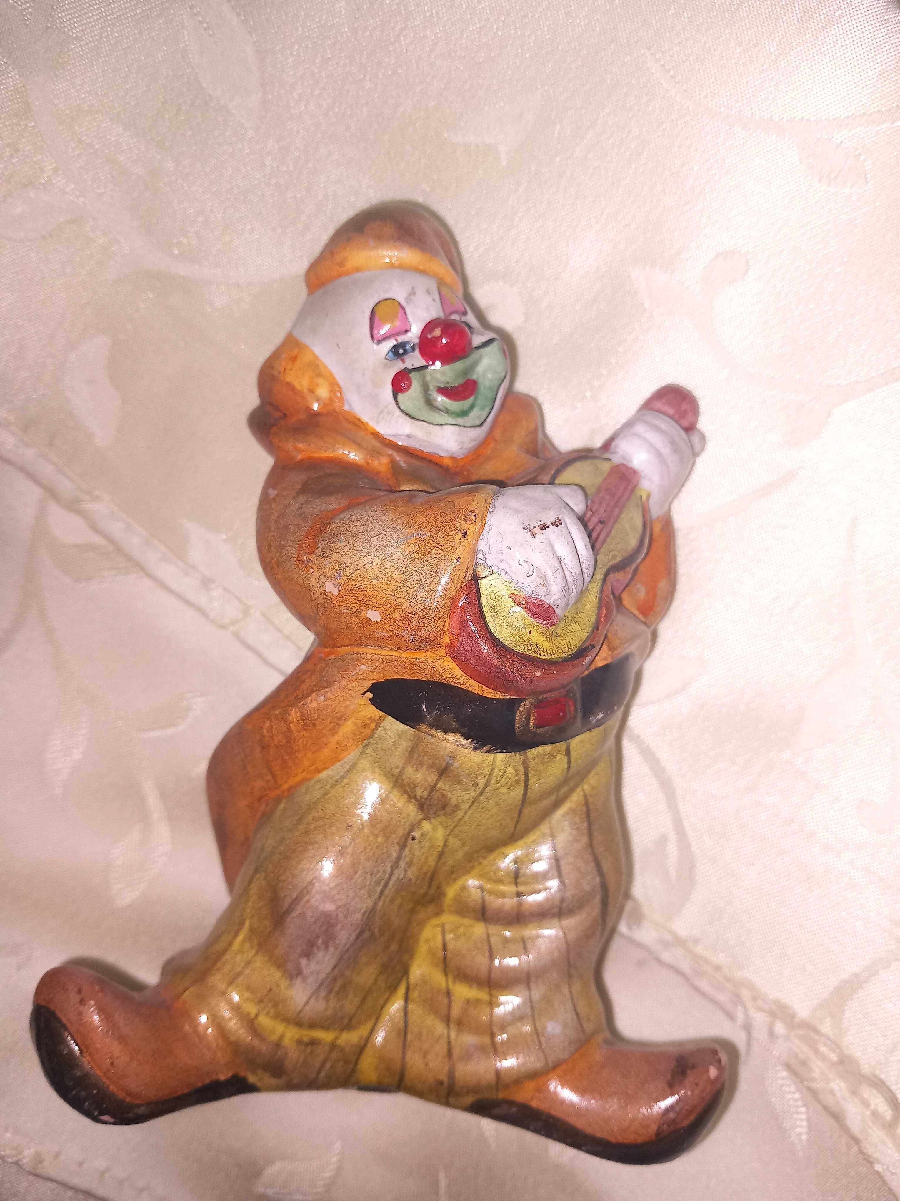 Grający na banjo, figurka skarbonka z porcelitu