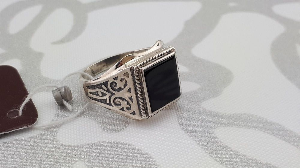Чоловічий срібний перстень з каменем онікс печатка