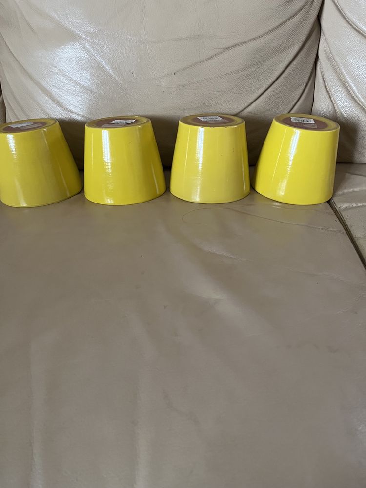 Komplet czterech żółtych doniczek ceramiczne