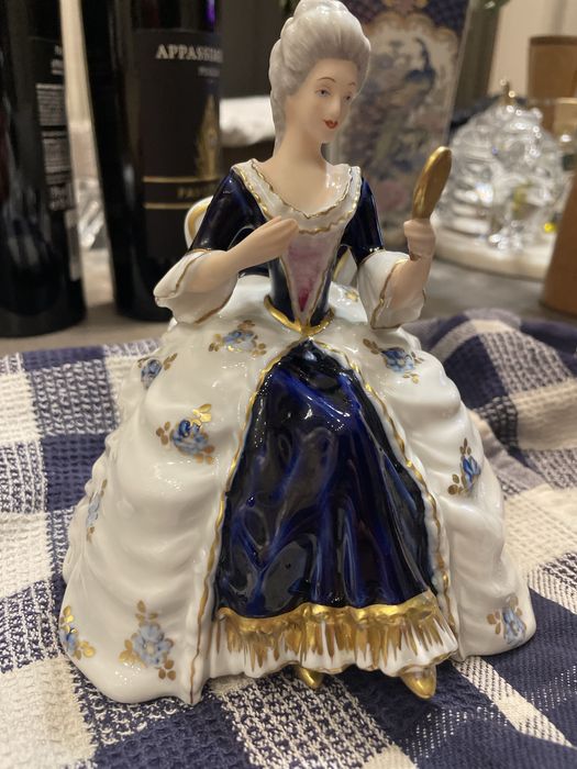 Статуека Леді із дзеркальцем