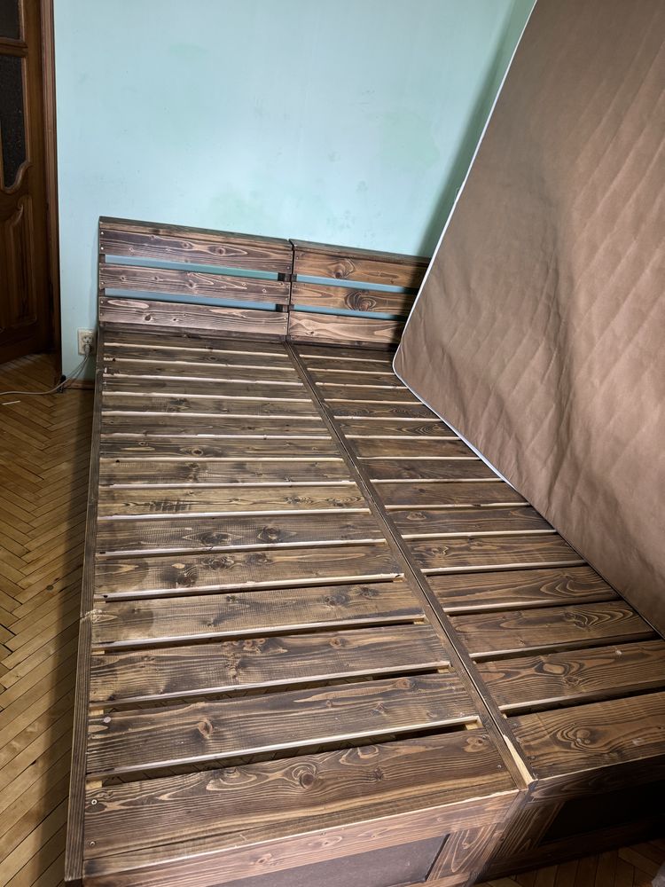 Двохспальне ліжко з натурального дерева