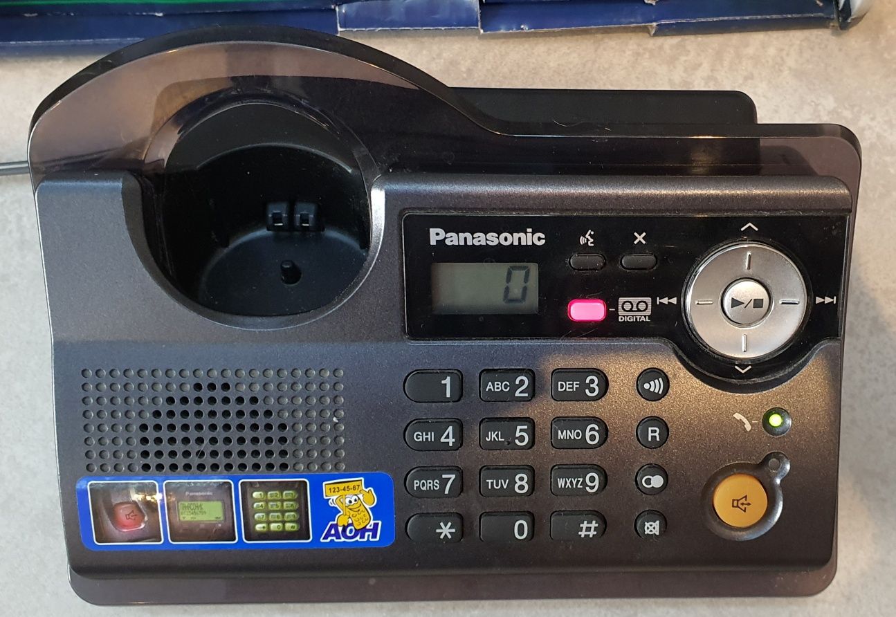 Стационарный цифровой беспроводной телефон с автоответчиком  Panasonic