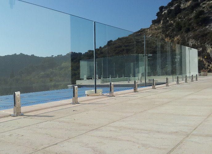 Balustrada szklana barierka balkonowa - system zacisków do podłogi