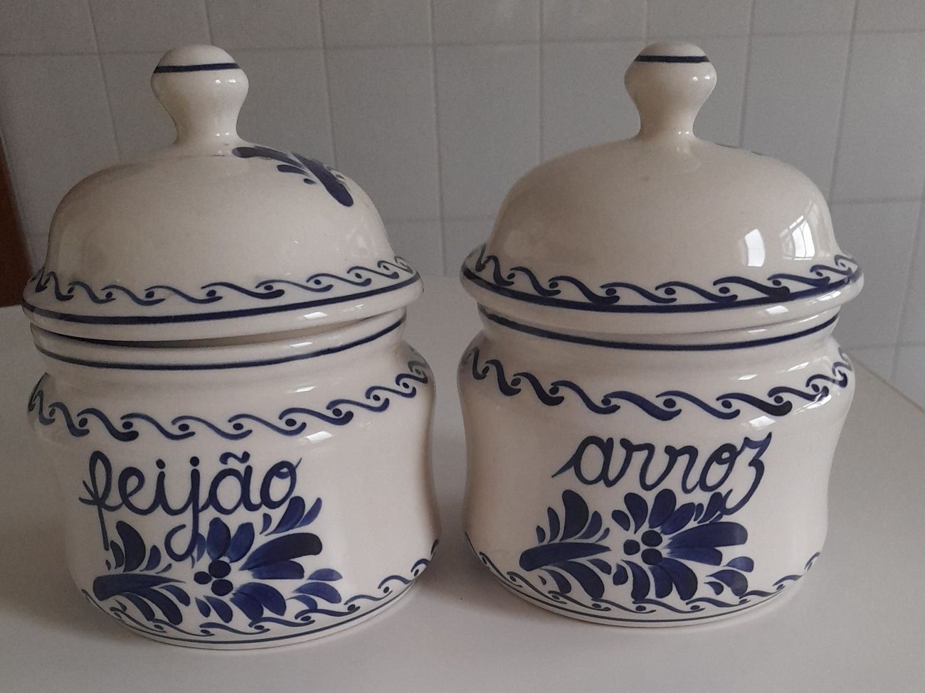 Peças de loiça de Viana pintadas à mão